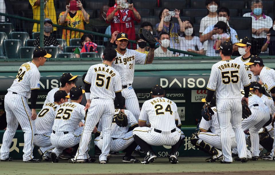 試合前、マルテ（中央）は円陣でナインを鼓舞する（撮影・山口登）