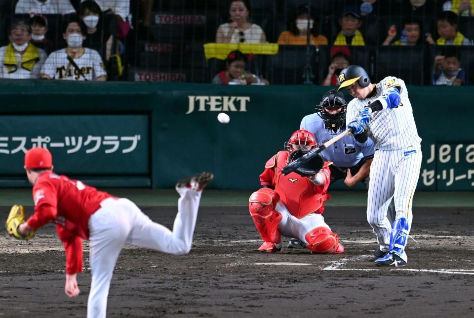 ５回、青柳は右前打を放つ（撮影・山口登）