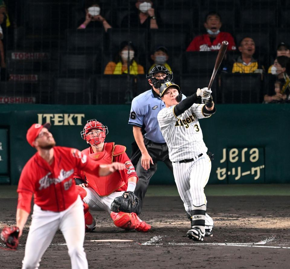 ８回、大山は左越えに先制ソロを放つ（投手・ターリー、捕手・会沢）＝撮影・山口登