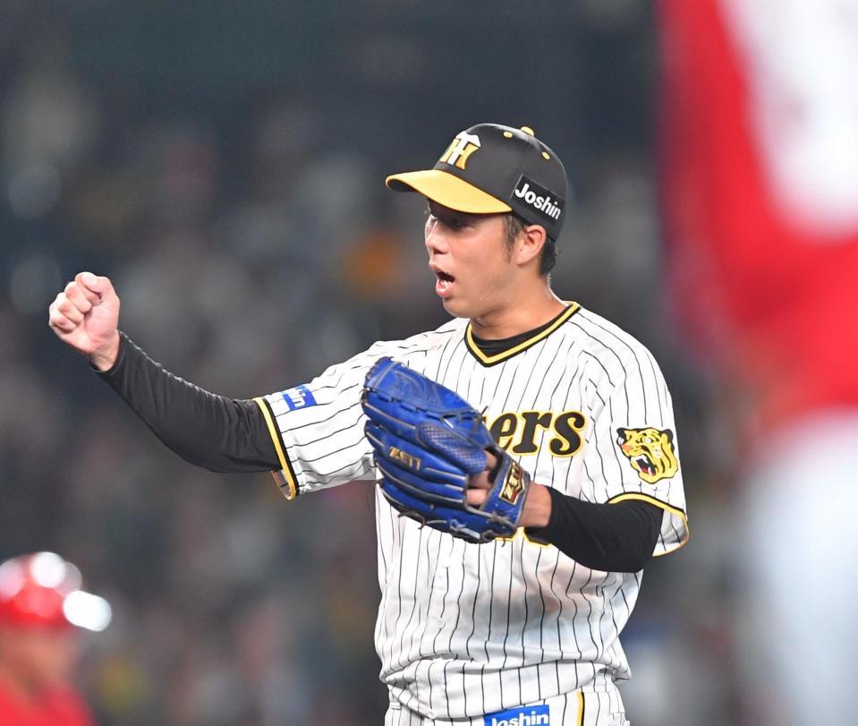 ５回、大盛を右飛に仕留め、ガッツポーズを見せる青柳（撮影・吉澤敬太）