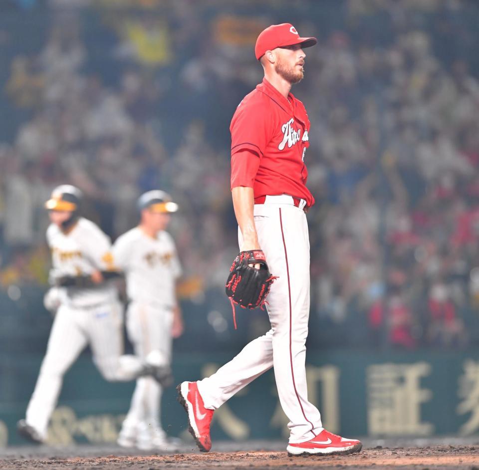 ８回、大山（左）にソロを打たれたターリー（撮影・吉澤敬太）