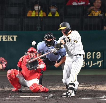 　８回、大山は左越えに先制ソロを放つ（捕手・会沢）＝撮影・山口登