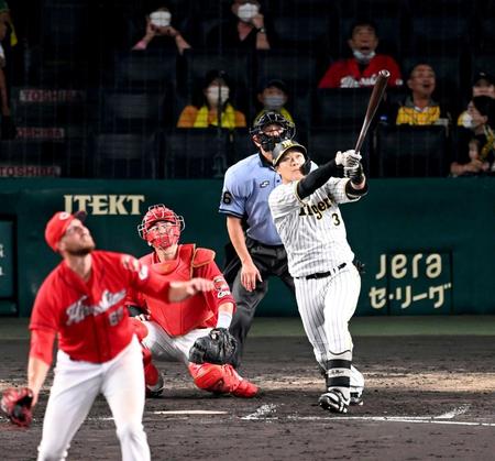 　８回、大山は左越えに先制ソロを放つ（投手・ターリー、捕手・会沢）＝撮影・山口登