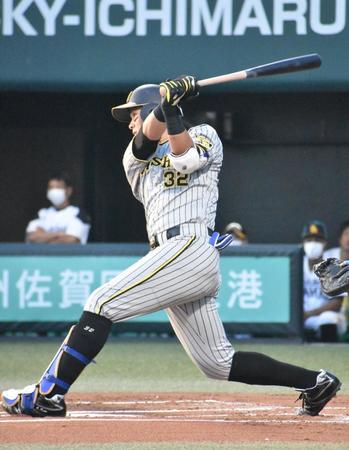 　左中間に今季８号となる先制２ランを放つ井上