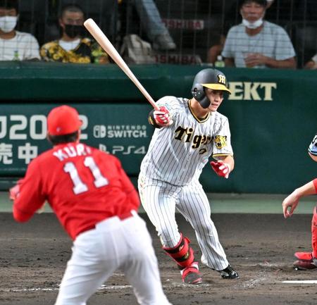 　４回、木浪は勝ち越しとなる遊内野安打を放つ（撮影・山口登）