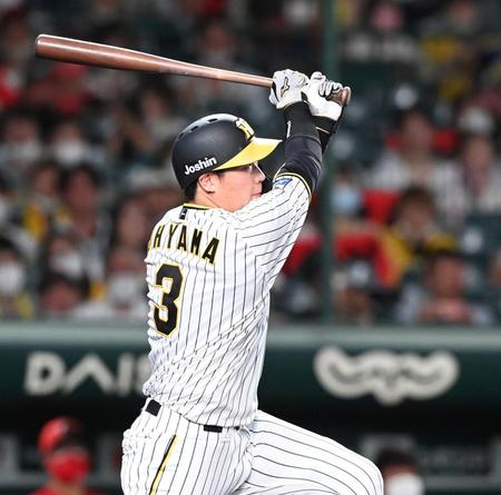 　４回、同点タイムリー二塁打を放つ大山（撮影・飯室逸平）