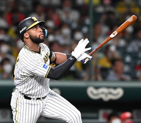 　７回、勝ち越し犠飛を放つロハス（撮影・飯室逸平）