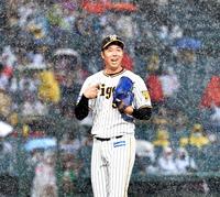 　試合開始直前の大雨となり、“俺のせい？”と指さし苦笑いしながらベンチに戻る