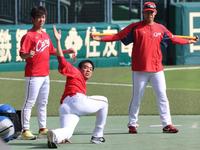 　ストレッチをする秋山（手前）。左は上本、右は坂倉（撮影・田中太一）