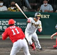 　４回、木浪は勝ち越しとなる遊内野安打を放つ（撮影・山口登）