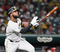 　７回、勝ち越し犠飛を放つロハス（撮影・飯室逸平）