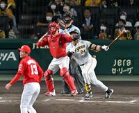 　７回、ロハスは勝ち越しの犠飛を放つ（撮影・山口登）