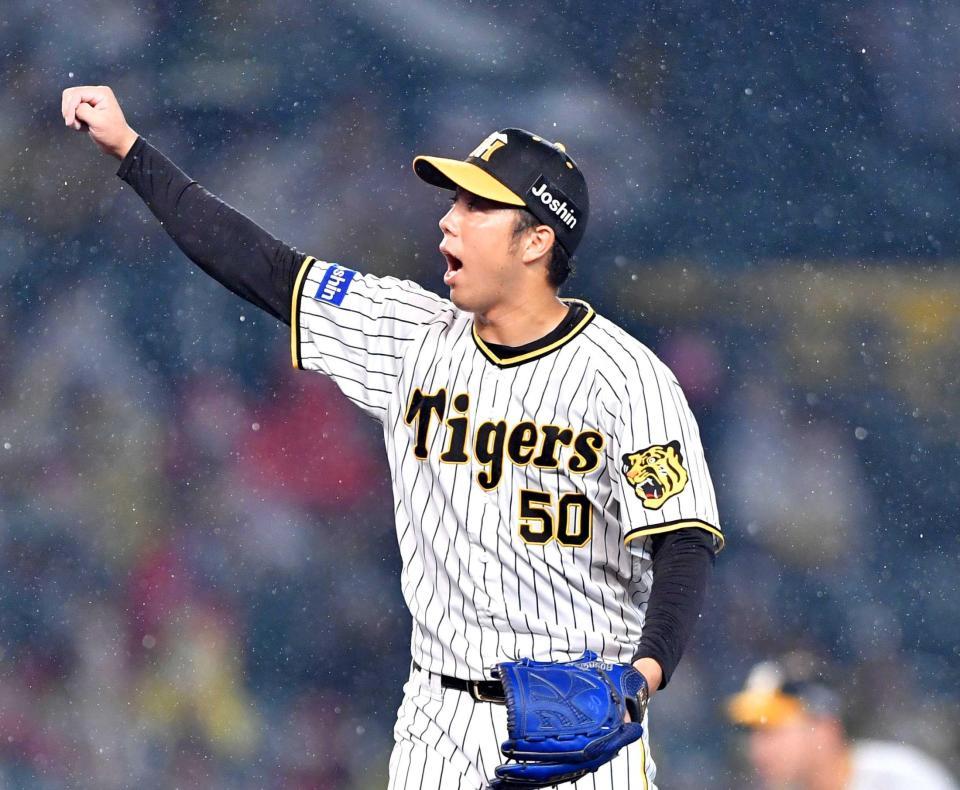 　７回、矢野を三振に仕留めほえる青柳（撮影・吉澤敬太）