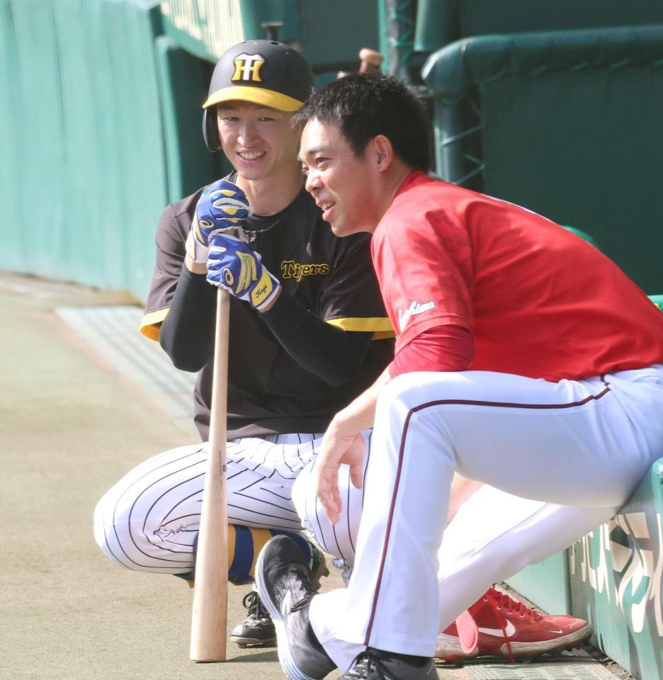 　広島・秋山（右）と話をする阪神・近本（撮影・田中太一）