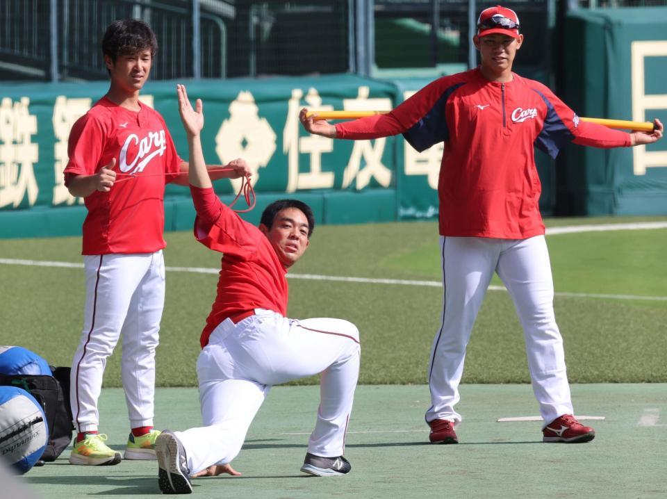 　ストレッチをする秋山（手前）。左は上本、右は坂倉（撮影・田中太一）