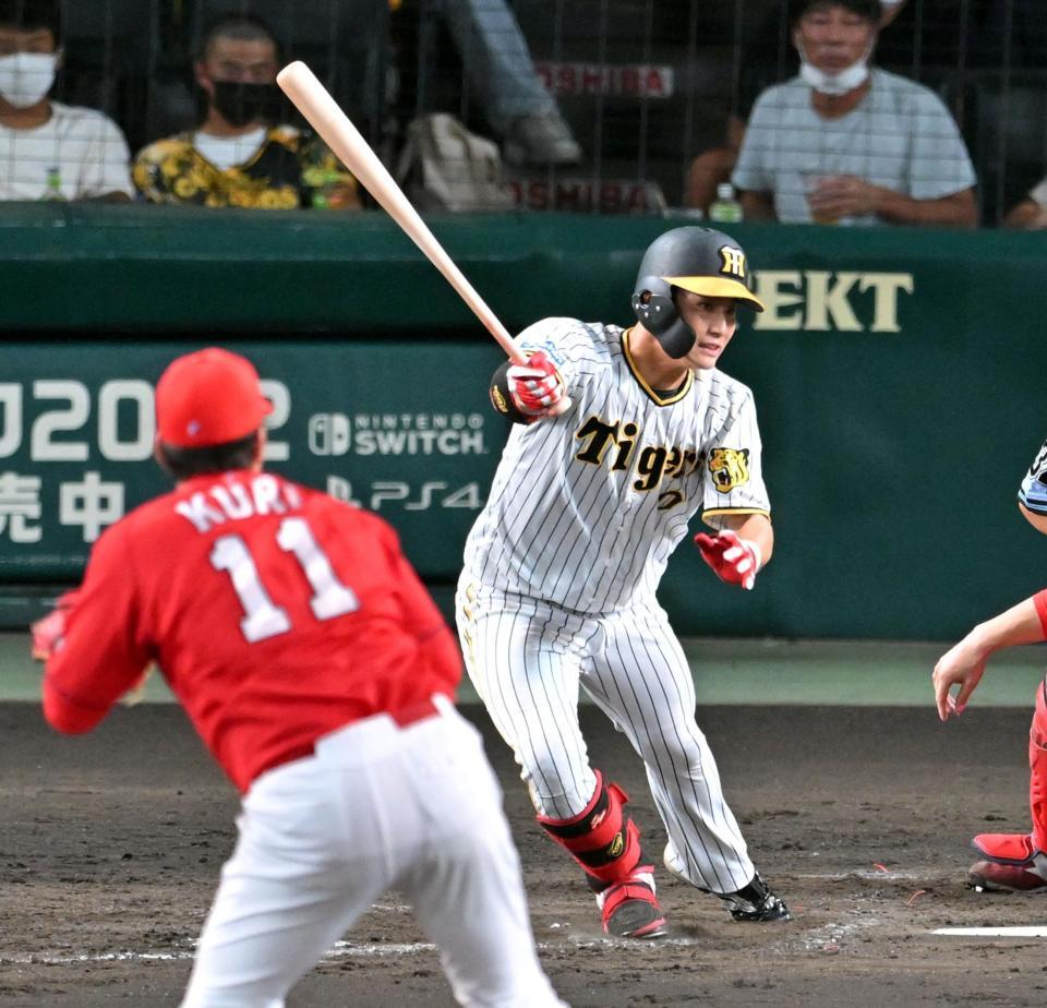 　４回、木浪は勝ち越しとなる遊内野安打を放つ（撮影・山口登）