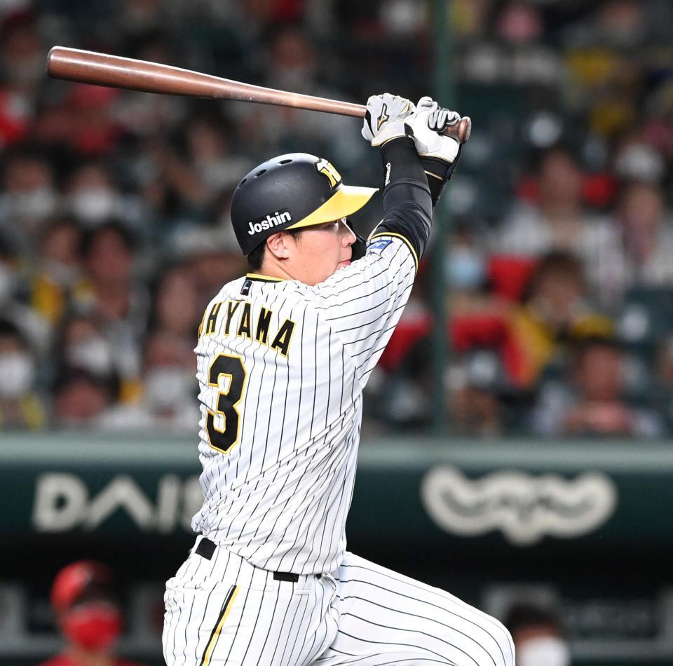 　４回、同点タイムリー二塁打を放つ大山（撮影・飯室逸平）