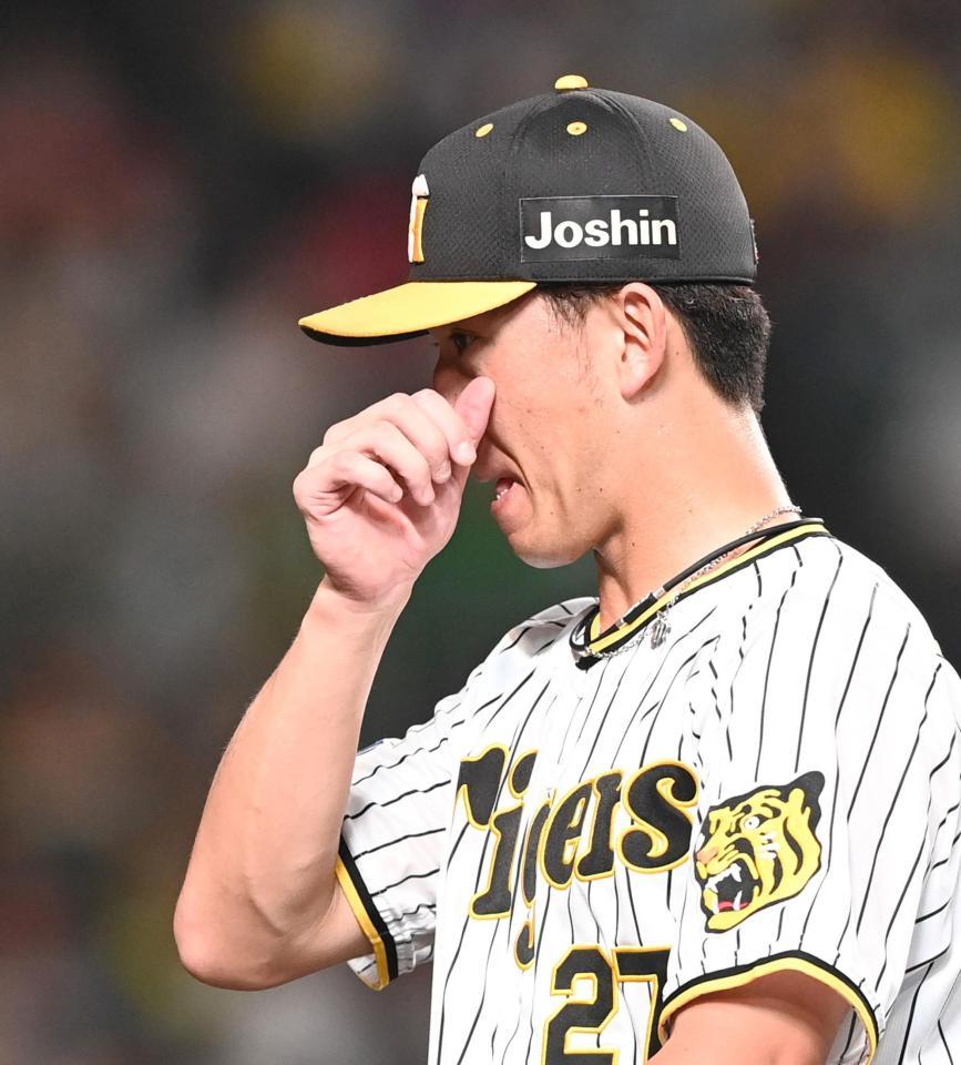 　５回、カープに勝ち越しを許し、厳しい表情でベンチへ戻る伊藤将（撮影・飯室逸平）