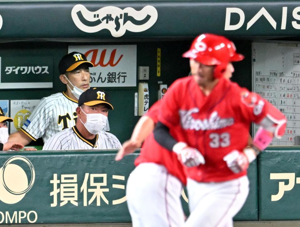 　５回、菊池涼に３ランを許し、矢野監督は厳しい表情を見せる（撮影・山口登）