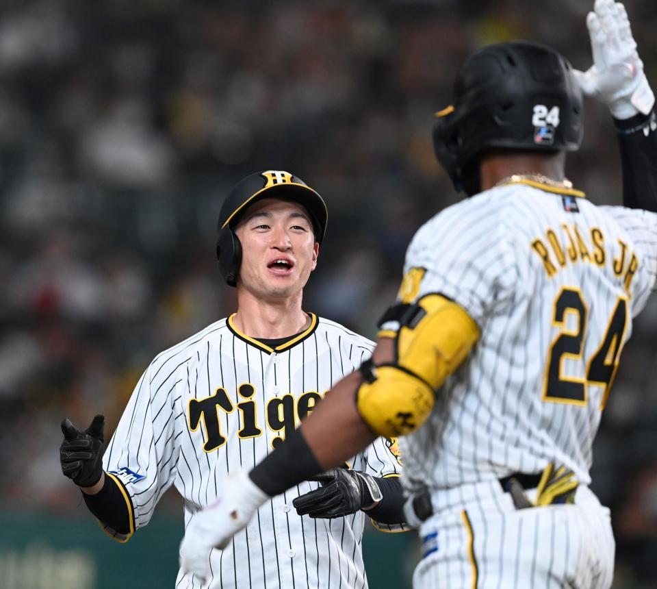 　７回、勝ち越しを喜ぶ近本とロハス（撮影・飯室逸平）