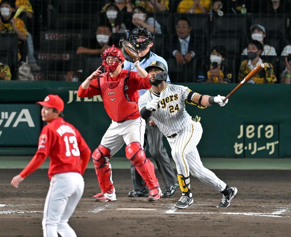 　７回、ロハスは勝ち越しの犠飛を放つ（撮影・山口登）