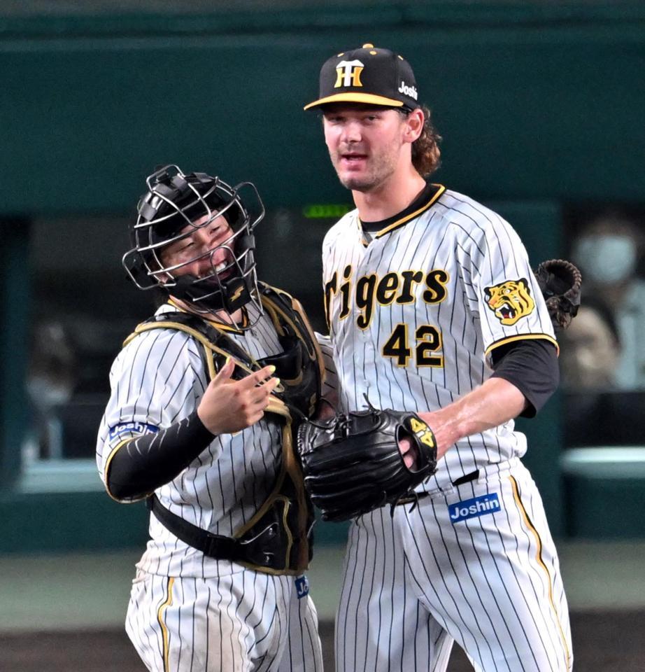 　梅野（左）とケラーは抱き合って喜ぶ（撮影・山口登）