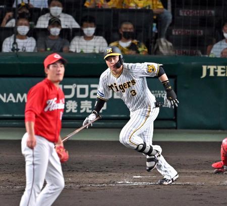 　４回、大山は左中間に同点適時二塁打を放つ（撮影・山口登）