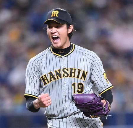 　７回、三好を三振に仕留め、雄叫びをあげる藤浪＝８月２７日