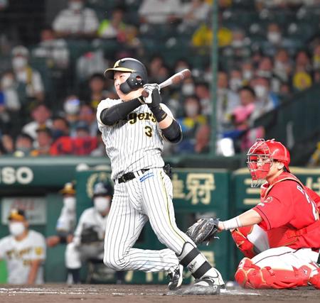 　３回、左前に先制打を放つ大山（撮影・吉澤敬太）