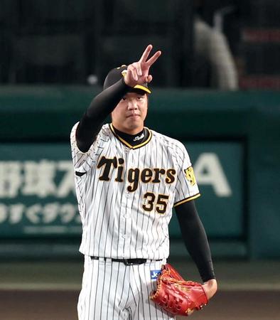 ３回、好守を見せた阪神・中野拓夢にポーズを送る＝甲子園（撮影・山口登）