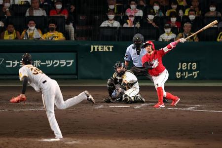 　５回、菊池涼は空振り三振に倒れる（投手・才木、捕手・梅野）＝撮影・山口登