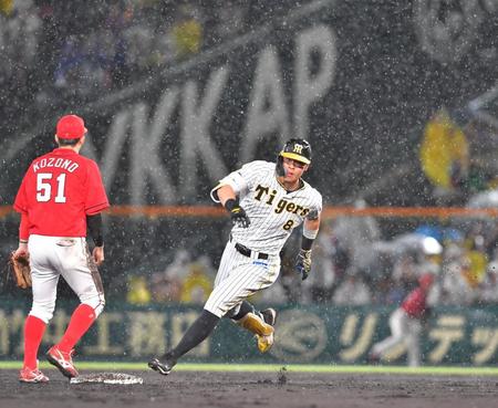 　６回、走者一掃の適時三塁打を放ち、三塁を目指す佐藤輝（撮影・吉澤敬太）