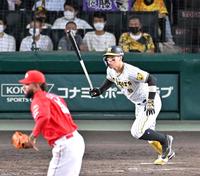 　５回、２死から右前打を放つ佐藤輝