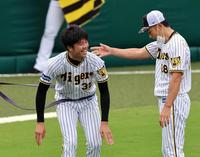 　トレーニングする才木（左）に声を掛ける矢野監督（撮影・山口登）