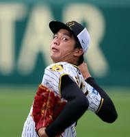 　キャッチボールする才木（撮影・山口登）