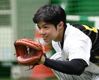 　キャッチャーミットを手にする中野（撮影・飯室逸平）