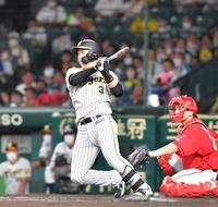 　３回、左前に先制打を放つ大山（撮影・吉澤敬太）