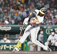 　５回、左中間に適時二塁打を放つロハス（撮影・吉澤敬太）