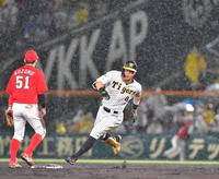 　６回、走者一掃の適時三塁打を放ち、三塁を目指す佐藤輝（撮影・吉澤敬太）