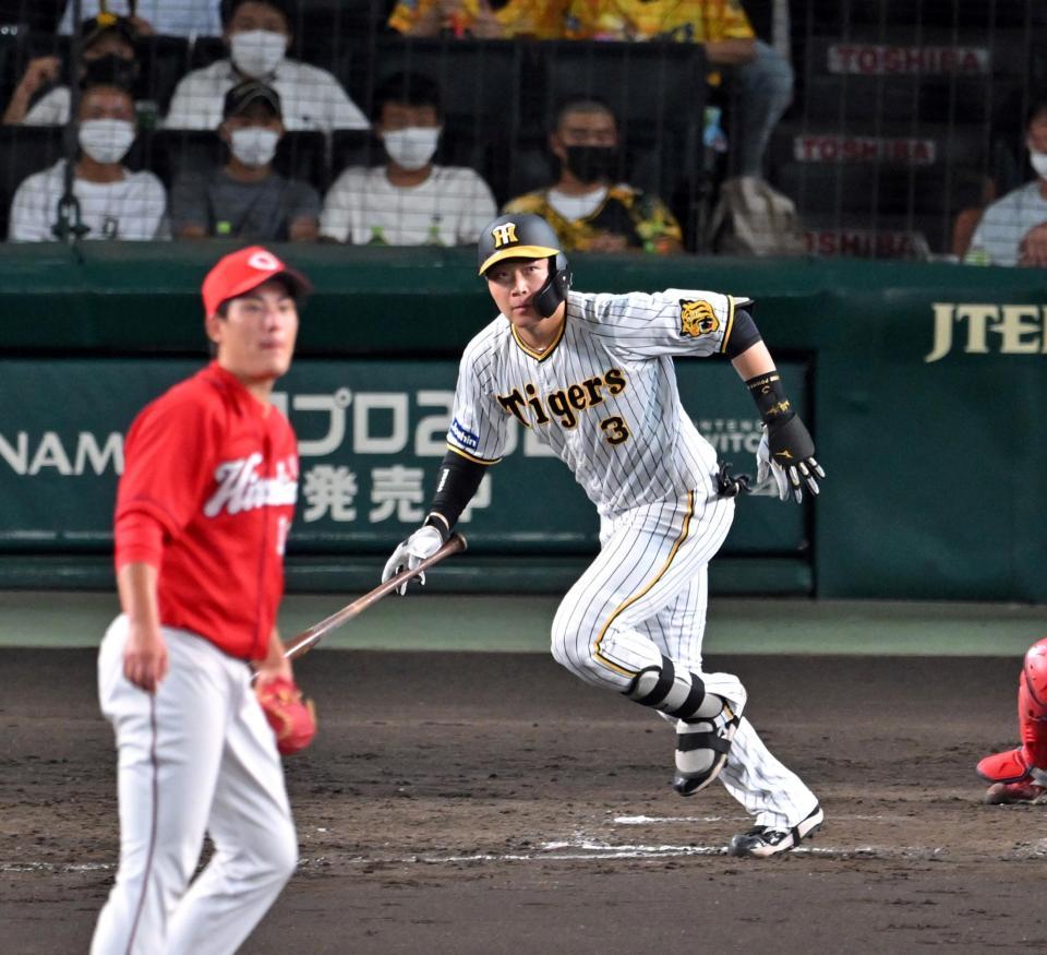 　４回、大山は左中間に同点適時二塁打を放つ（撮影・山口登）