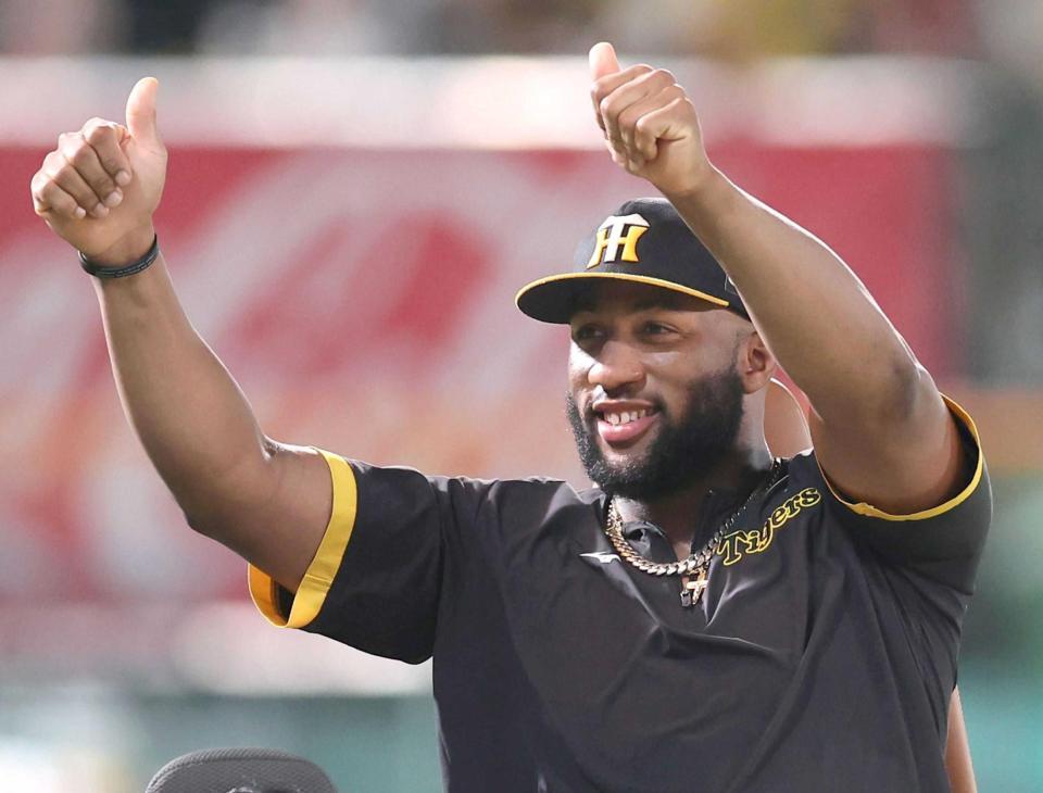 　ファンの声援にサムアップポーズで応えるロハス（撮影・田中太一）