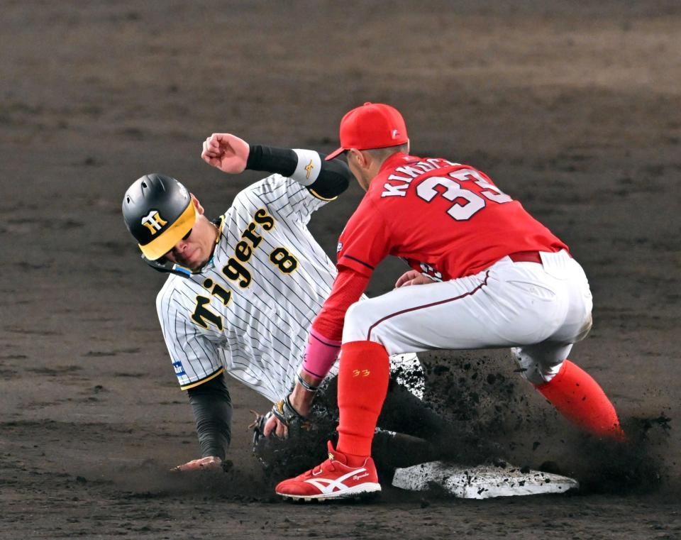 　５回、二盗を決める佐藤輝（撮影・山口登）