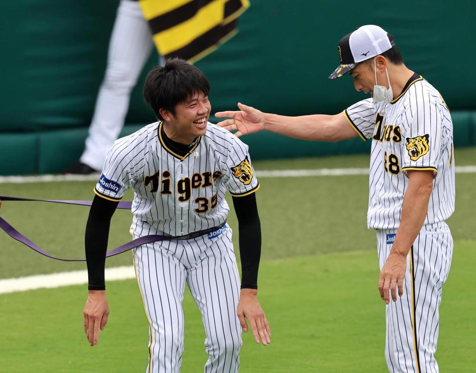 　トレーニングする才木（左）に声を掛ける矢野監督（撮影・山口登）