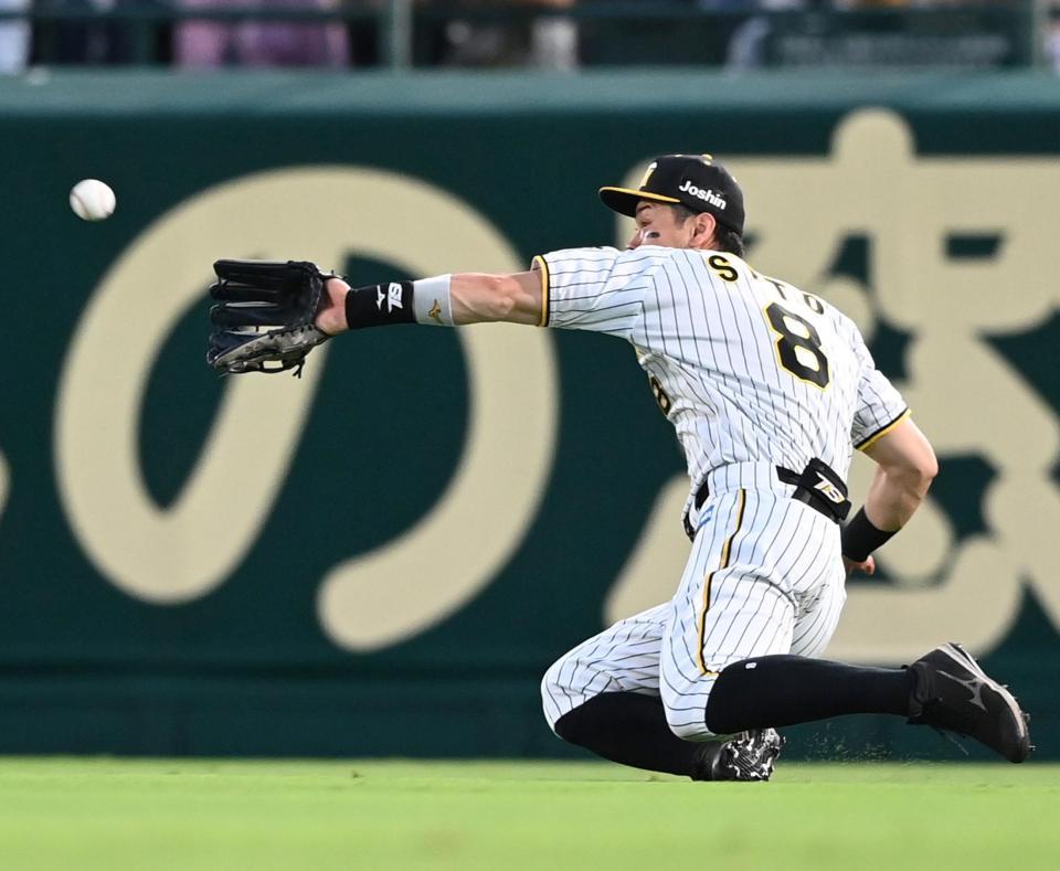 　２回、坂倉の打球を好捕する佐藤輝（撮影・飯室逸平）