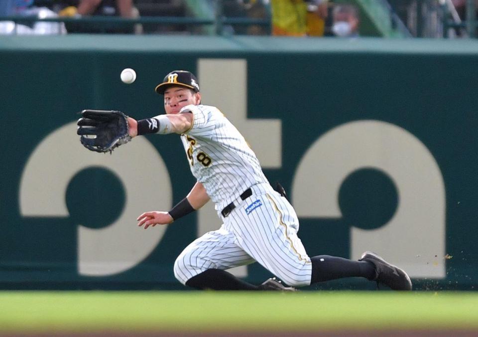 　２回、坂倉将吾の右飛を好捕する佐藤輝（撮影・吉澤敬太）