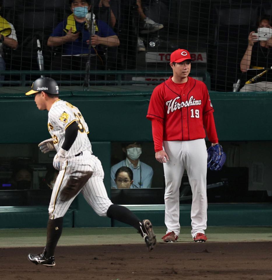 　３回、野村は大山に適時打を許し糸原が生還する（撮影・山口登）