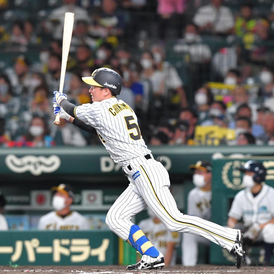 　５回、右越えにソロを放つ近本（撮影・吉澤敬太）