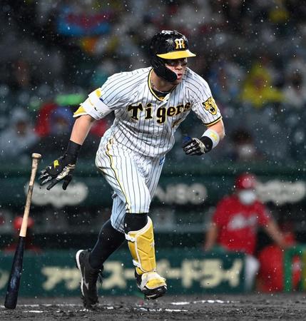 　６回、走者一掃のタイムリー三塁打を放つ佐藤輝（撮影・飯室逸平）