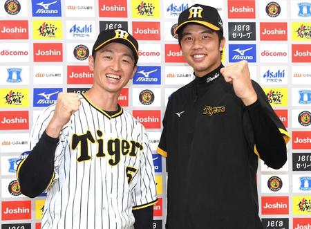 　近本（左）と笑顔でガッツポーズする才木