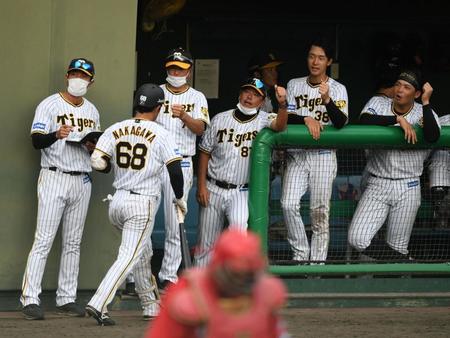 ９回、２ランを放った中川（６８）は平田２軍監督（右から４人目）らとタッチをかわす（撮影・石井剣太郎）